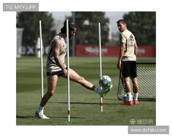 米兰边卫埃莫森时隔100天恢复合练 约维奇继续单独训练